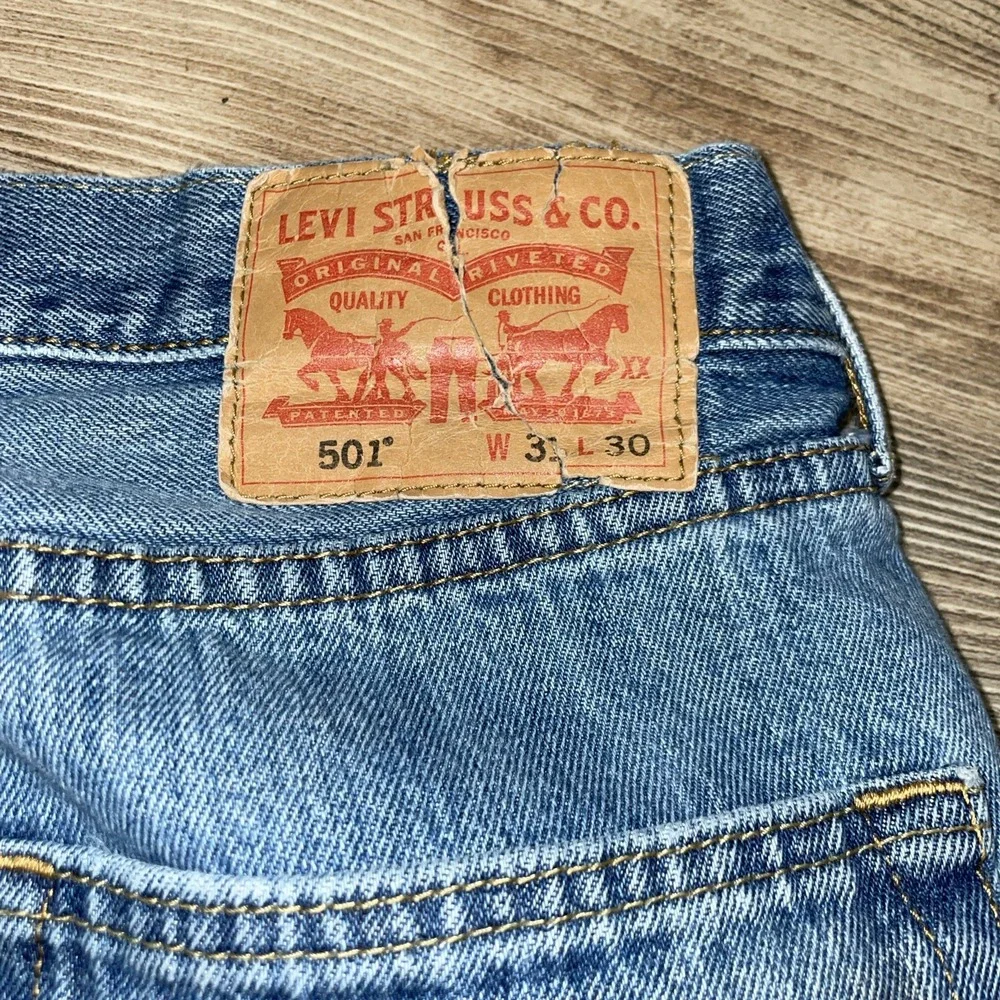 Levi's 501 Men Jeans 31x30 Denim Button Fly Straight Leg Distressed Light Wash‎
